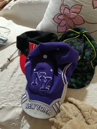 3 Gorras NY y Monster