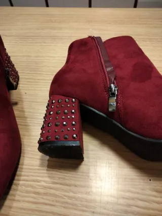 Botines burdeos antelina tachuelas