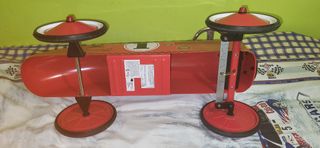 Coche de pedales rojo para niños