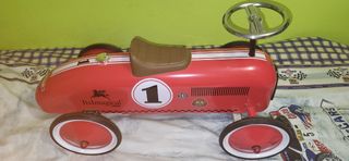 Coche de pedales rojo para niños