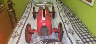 Coche de pedales rojo para niños