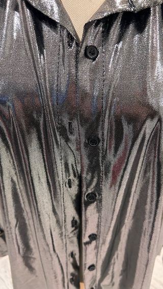 Camisa plateada brillante