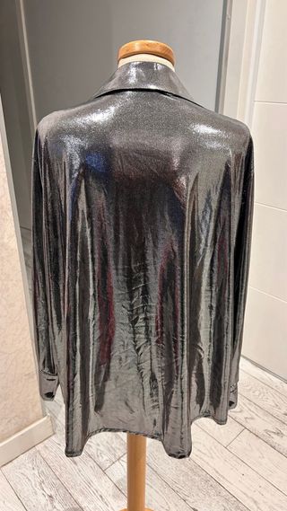 Camisa plateada brillante