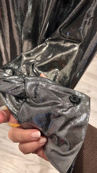 Camisa plateada brillante