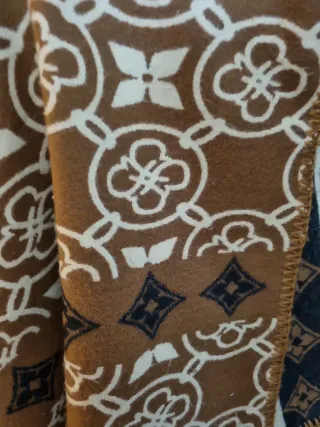 Mantella di lana con fantasia geometrica