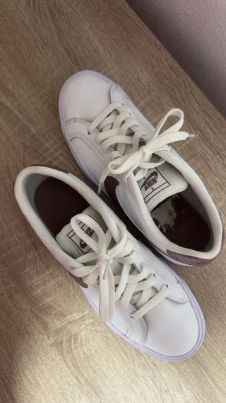 Zapatillas Nike Mujer Blancas y Marrones