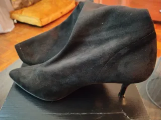 Botines elásticos de ante de la marca Daniela Vega