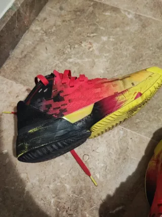 Zapatillas Adidas Baloncesto Rojas y Amarillas