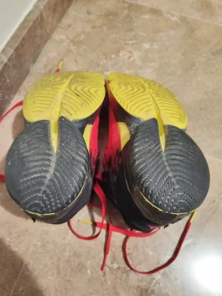 Zapatillas Adidas Baloncesto Rojas y Amarillas