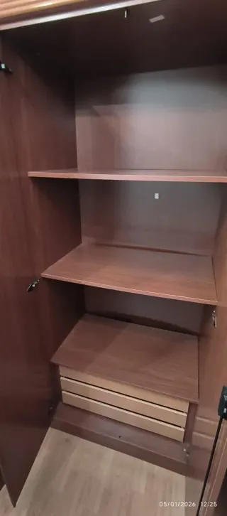 Armario de madera con espejo.