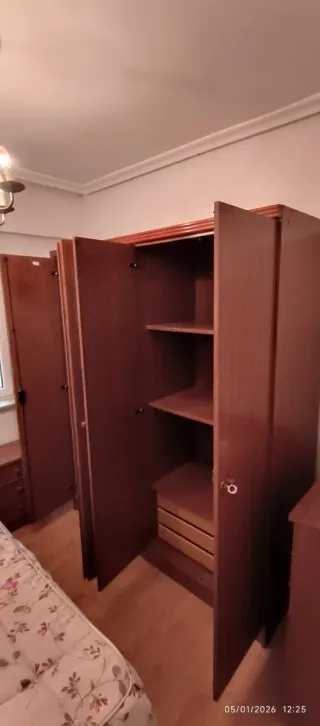 Armario de madera con espejo.