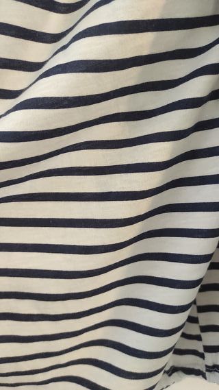 Sudadera a rayas azul y blanca