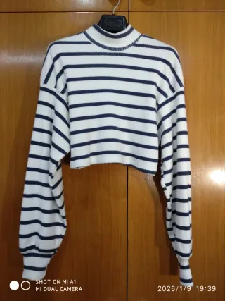 Suéter Bershka Rayas Azul Blanco Talla XS.