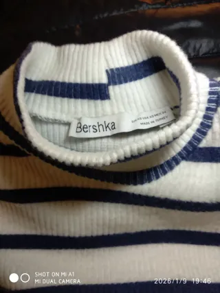 Suéter Bershka Rayas Azul Blanco Talla XS.