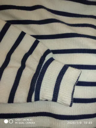 Suéter Bershka Rayas Azul Blanco Talla XS.