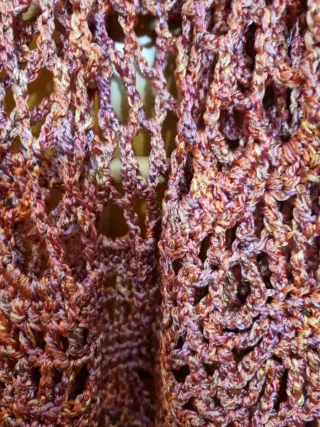 Sciarpa in cotone lavorata all'uncinetto