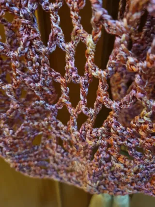 Sciarpa in cotone lavorata all'uncinetto