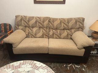 Sofá de tela beige y marrón