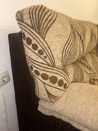 Sofá de tela beige y marrón