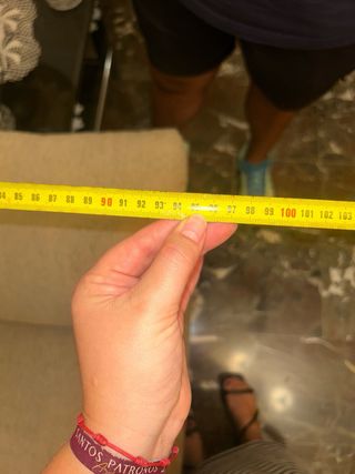 Sofá de tela beige y marrón