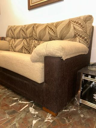 Sofá de tela beige y marrón