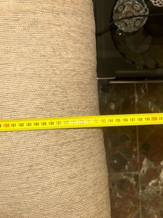 Sofá de tela beige y marrón