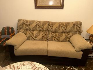 Sofá de tela beige y marrón