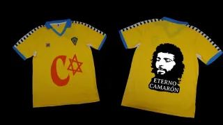 Camisetas de fútbol y cantantes variadas