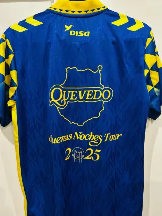 Camisetas de fútbol y cantantes variadas