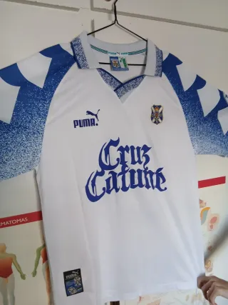 Camisetas de fútbol y cantantes variadas