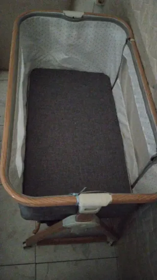 Minicuna colecho. Patas de madera con ruedas.