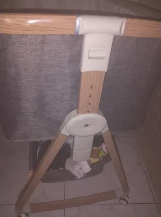 Minicuna colecho. Patas de madera con ruedas.