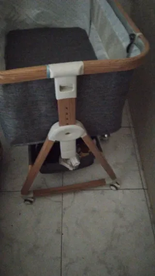 Minicuna colecho. Patas de madera con ruedas.