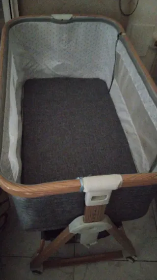 Minicuna colecho. Patas de madera con ruedas.