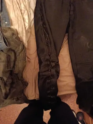 Pantalón de cuero negro