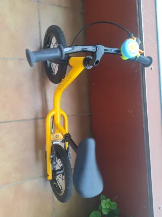 Bicicleta sin pedales amarilla