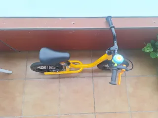 Bicicleta sin pedales amarilla