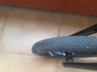 Bicicleta sin pedales amarilla