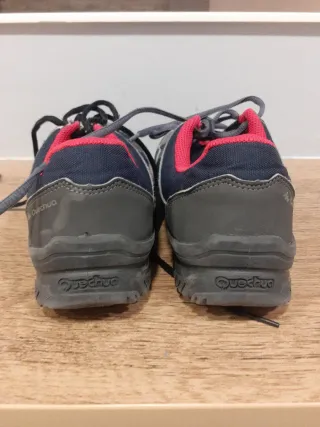 Zapatillas de montaña azules y rojas