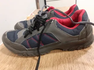 Zapatillas de montaña azules y rojas