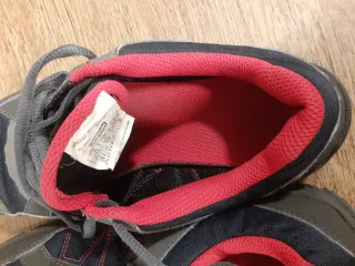 Zapatillas de montaña azules y rojas