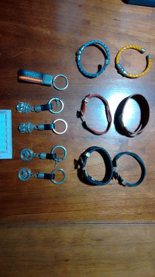 Llaveros y pulseras de piel