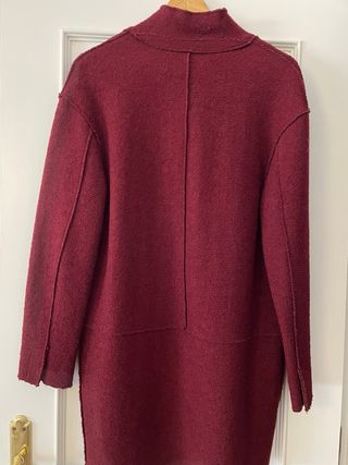Abrigo corto burdeos Zara
