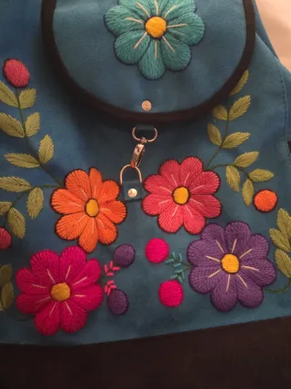 Mochila artesanal de Perú, en gamuza