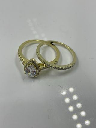 Conjunto de anillos dorados