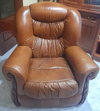 Sofá de piel marrón con detalles de madera