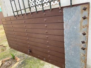 Portón madera antiguo con herrajes , sin marco