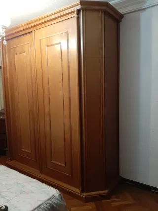 Armario de madera maciza