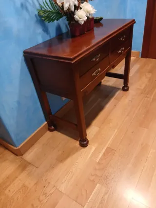 Consola de madera marrón
