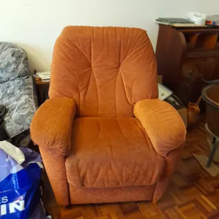 Sillón de tela naranja